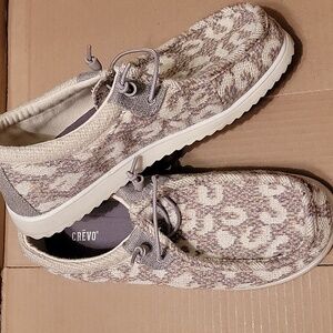 Crevo size 7 1/2 leopard shoes